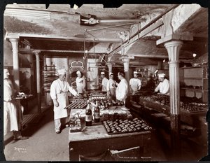 Cozinheiros trabalhando na cozinha da Maillard&39;s Chocolate Manufacturers, 116-118 West 25th Street, Nova York, 1902 (impressão em gelatina de prata)